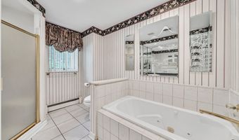 8 Countryside Ct, Amherst, NY 14221