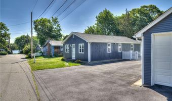33 Spruce Ln, Bristol, RI 02809
