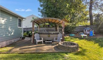62 Pembroke Ln, Coventry, RI 02816