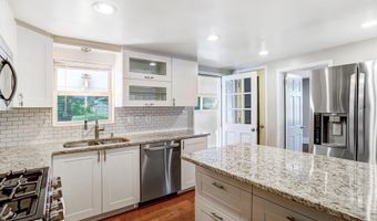6437 HOLYOKE Dr, Annandale, VA 22003