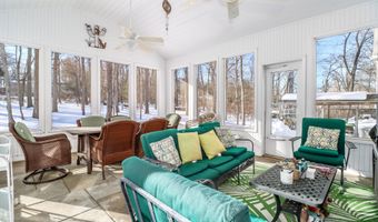 8 Marilyn Rd, Brookfield, CT 06804
