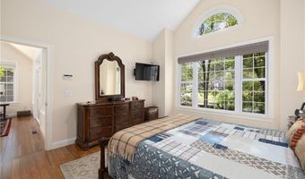 315 Old River Rd 6, Lincoln, RI 02838