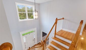 76 Woods Ln, Cranston, RI 02921