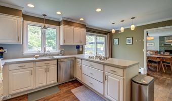 4 Fairway Ct, Albany, NY 12208