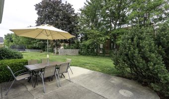1631 S Surrey Ridge Dr, Arlington Heights, IL 60005