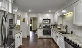 128 W Pinebrook Dr, Brandon, MS 39047