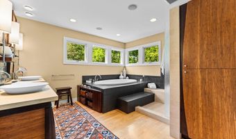 2529 Thornapple Dr, Ann Arbor, MI 48103