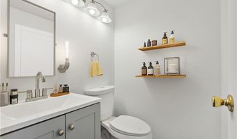 71 Sea Breeze Ln 71, Bristol, RI 02809