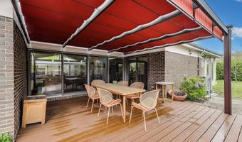 2800 S BRIARWOOD Dr W, Arlington Heights, IL 60005