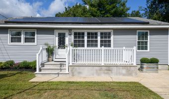 422 Maple Dr, Belford, NJ 07718
