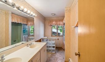 4 E Curran Dr, Absecon, NJ 08201