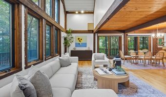 4 Lantern Ln, Bedford, MA 01730