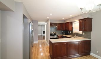 912 Oakwood Farms Ln, Ballwin, MO 63021