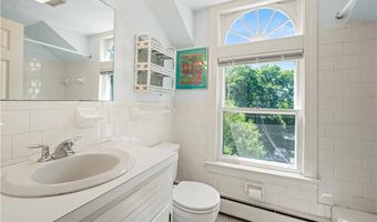141 Narragansett Ave 2C, Newport, RI 02840