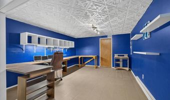 7 Springlake Ct, Ballwin, MO 63011