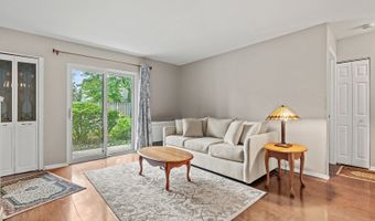 2215 Nichols Rd B, Arlington Heights, IL 60004