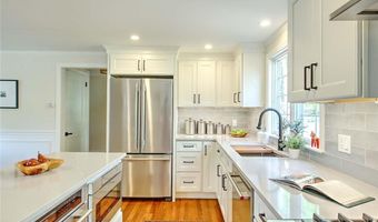 18 Chantilly Dr, Barrington, RI 02806