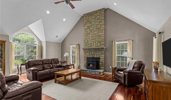 16 Leonard Dr, North Smithfield, RI 02896