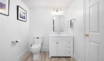 8 SCHOOL HOUSE Rd, Narragansett, RI 02882