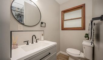 270 E Skyline Dr, Ballwin, MO 63011