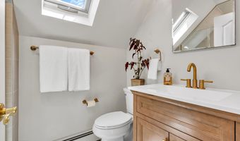 40 Icemeadow Ln, Aberdeen, NJ 07747
