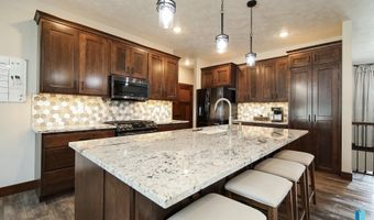 1604 W River Bend St, Brandon, SD 57005