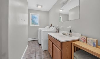 8 SOUTHWEST Rd, Narragansett, RI 02882