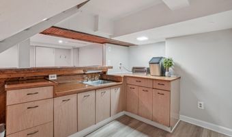 1805 ARMY NAVY Dr, Arlington, VA 22202