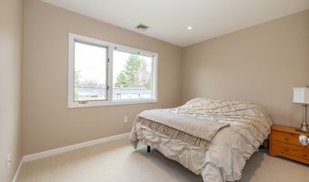 39 Neillian St 39, Bedford, MA 01730