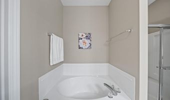 5939 Naughten Pond Dr, Columbus, OH 43213