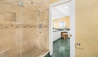 75 N Cliff Dr, Narragansett, RI 02882