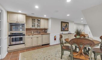 14 Bunker Hill Dr, Middletown, NJ 07748
