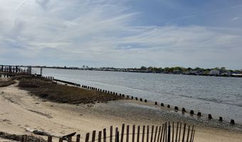 42 Central Ave, Clinton, CT 06413