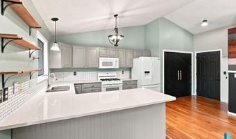 917 E Heatherwood Dr, Brandon, SD 57005