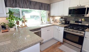 872 Village Brook Ct, Ballwin, MO 63021