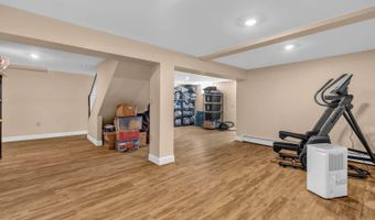 174 Rolling Meadow Dr, Bangor, ME 04401