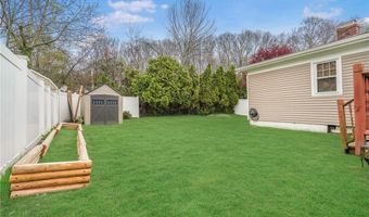 6 Longmeadow Dr, North Providence, RI 02904