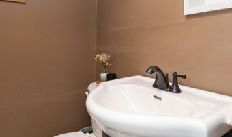 610 5th Ave, Altoona, IA 50009