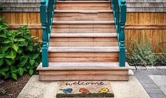 21 Annandale Ter, Newport, RI 02840