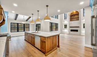 690 Club Dr W, Aurora, OH 44202