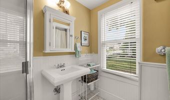 23 Commercial St, Belfast, ME 04915