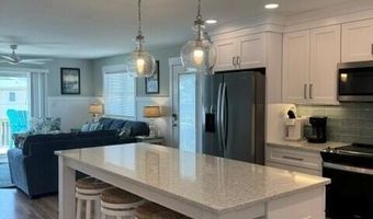 102 W Dobbs St, Atlantic Beach, NC 28512