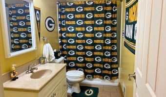 3167 LAKEVIEW Dr, Suamico, WI 54173