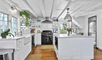 397 Gibbs Ave Ch, Newport, RI 02840