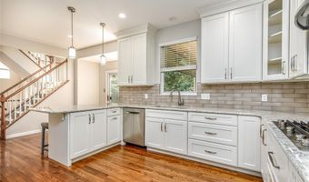 876 Kiefer Trails Dr, Ballwin, MO 63021