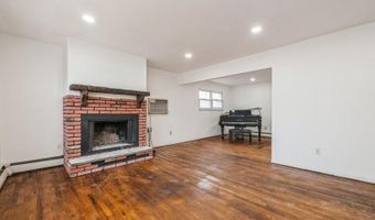 101 Monroe St, Amityville, NY 11701