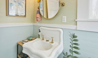 128 4th St, Apalachicola, FL 32320
