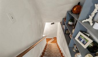 8 Mckay Ct, Warwick, RI 02889