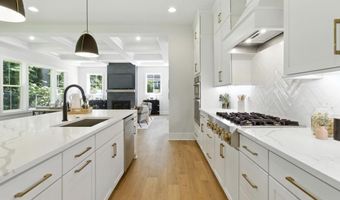 8202 MOCKINGBIRD Dr, Annandale, VA 22003