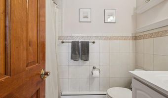 40 North Cir, Aberdeen, NJ 07747